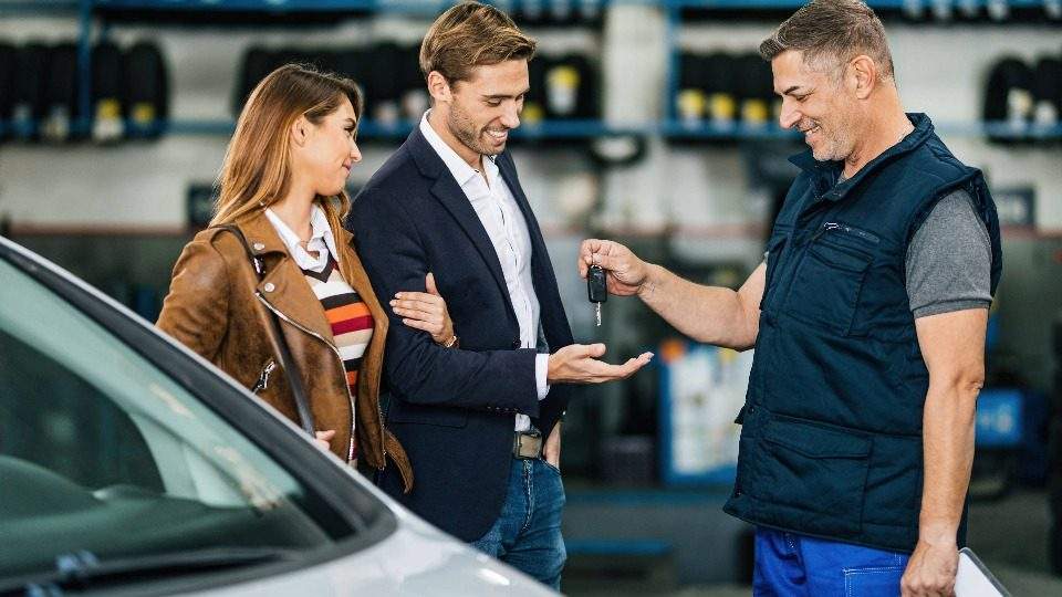 Autoankauf Nümbrecht nimmt das Fahrzeug eines Paares entgegen